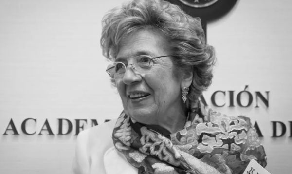 Portraitfoto von Sofia Corradi in Schwarz-Weiß.