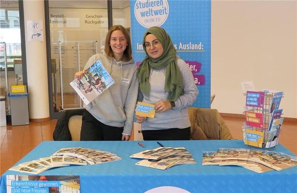 Zwei Botschafterinnen von studieren weltweit