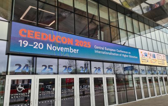 Haupteingang der CEEDUCAN Eventlocation 2025 in Prag mit Werbebanner der Veranstaltung.