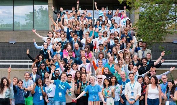 Gewinnerteams des unternehmerischen Ideenwettbewerbs „EuroTeQaThon 2025“ in Eindhoven.