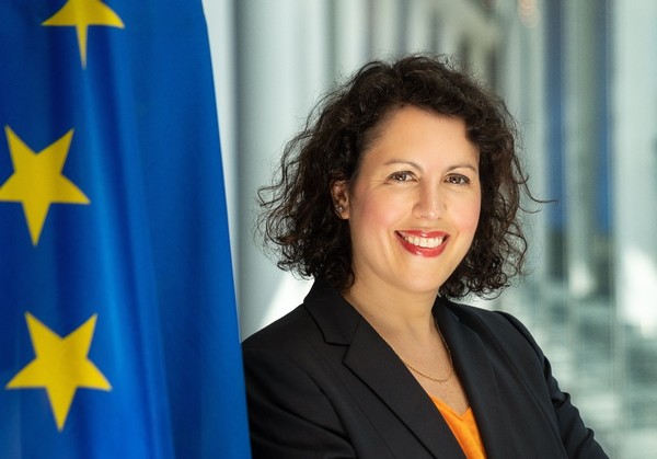 Portrait der EU Abgeordneten und Erasmus-Alumna Manuela Ripa.