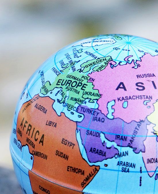 Detailaufnahme eines farbigen Weltglobus mit Fokus auf Europa.