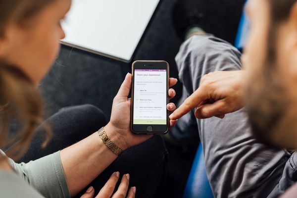 Symbolfoto Studierende mit Smartphone