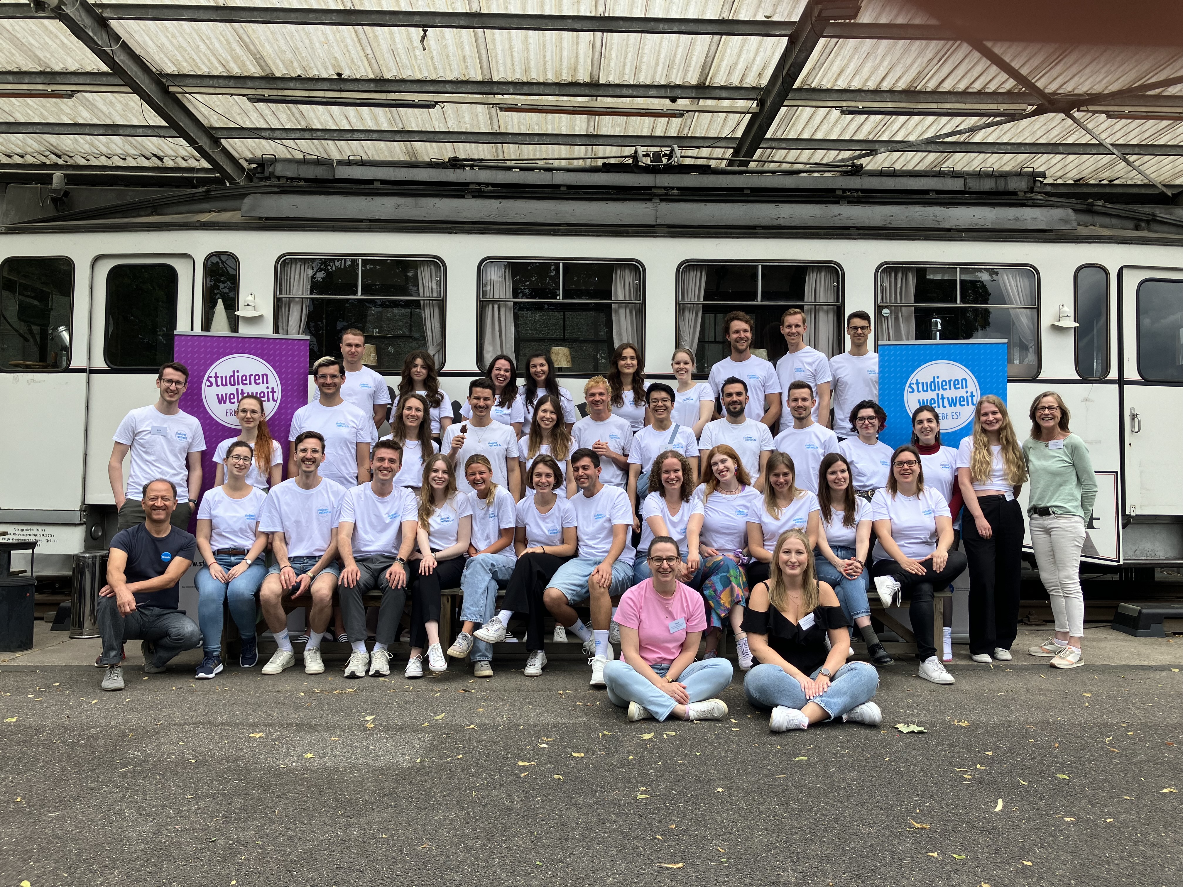 Gruppenbild von studieren weltweit Teihnehmenden
