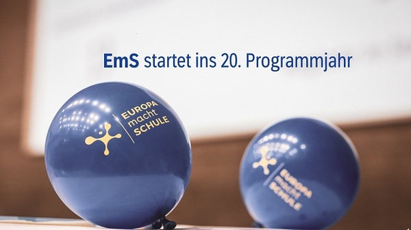 Zwei EmS-Luftballons