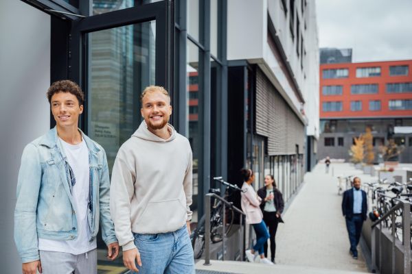Ein Schild-Pfosten mit mehreren, gelben Wegweiser-Pfeilen in unterschiedliche Richtungen steht vor blauem Himmel mit einzelnen Wolken.