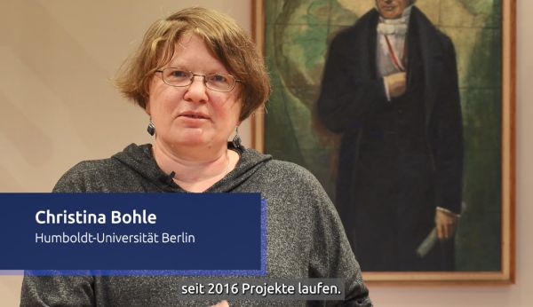 Zu sehen ist eine der im Video interviewten Personen, Christina Bohle, von der Humboldt-Universität Berlin.
