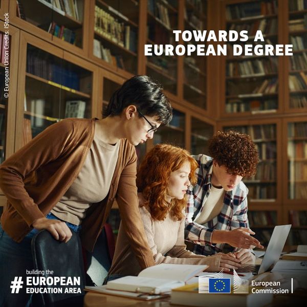Drei Studierende arbeiten gemeinsam an einem Tisch in einer Bibliothek und schauen auf einen Laptop und Unterlagen. Im Hintergrund stehen Bücherregale. Auf dem Bild stehen die Texte „Towards a European Degree“ sowie „European Education Area“ und das Logo der Europäischen Kommission.