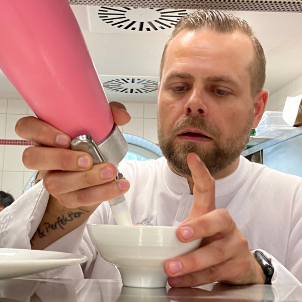 Erster Michelin-Stern: Spitzenkoch aus Schwerin erobert die Gourmetwelt