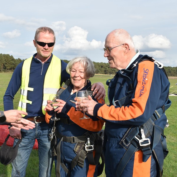 Mit über 80 Jahren aus dem Flugzeug gesprungen: Ilse und Günter stürzen sich in die Tiefe