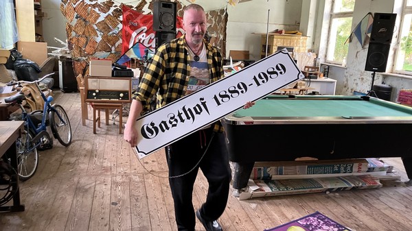 Werner (50) besitzt eine DDR-Dorfkneipe samt Saal und will sie nun mit KI-Hilfe sanieren