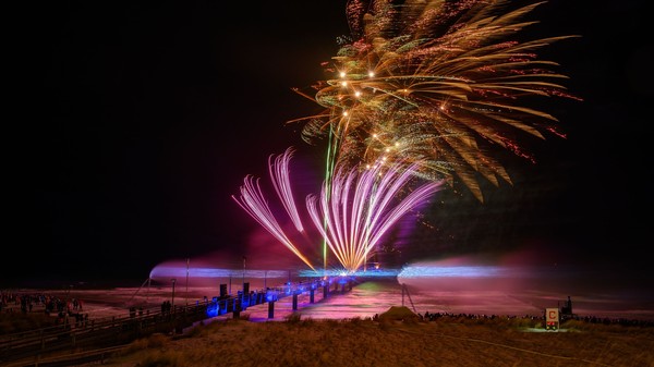 Große Strandparty an der Ostsee mit Feuerwerk und Lasershow