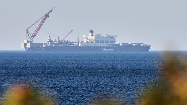 Fotograf fängt einen schwimmenden Koloss vor der Ostseeküste ein