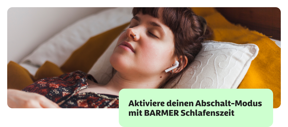 Junge Frau liegt mit geschlossenen Augen im Bett und hat Kopfhörer im Ohr. "Aktiviere deinen Abschalt-Modus mit BARMER Schlafenszeit"