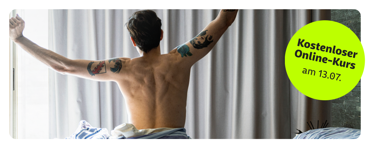 Mann sitzt im Bett und streckt sich. "Kostenloser Online-Kurs am 13.07."
