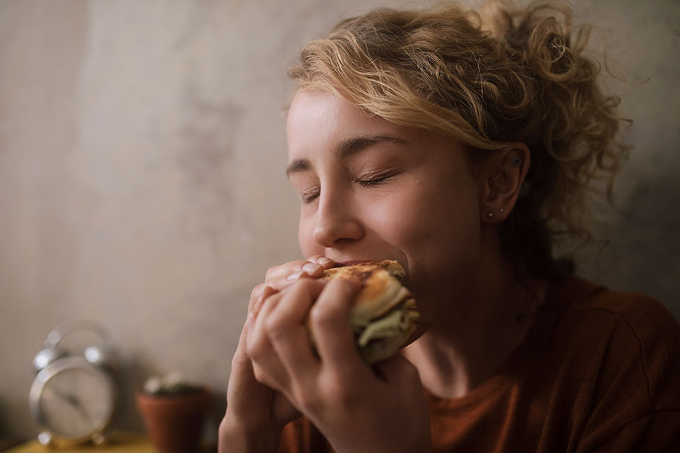 Eine Frau isst einen Burger